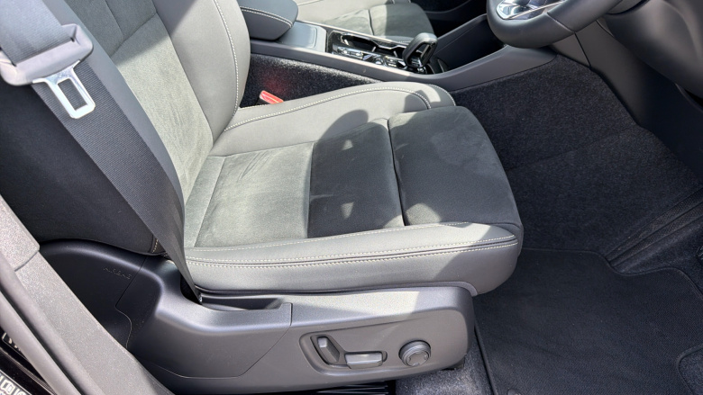 Volvo XC40 2.0 B3P Plus Dark 5dr Auto Petrol Estate